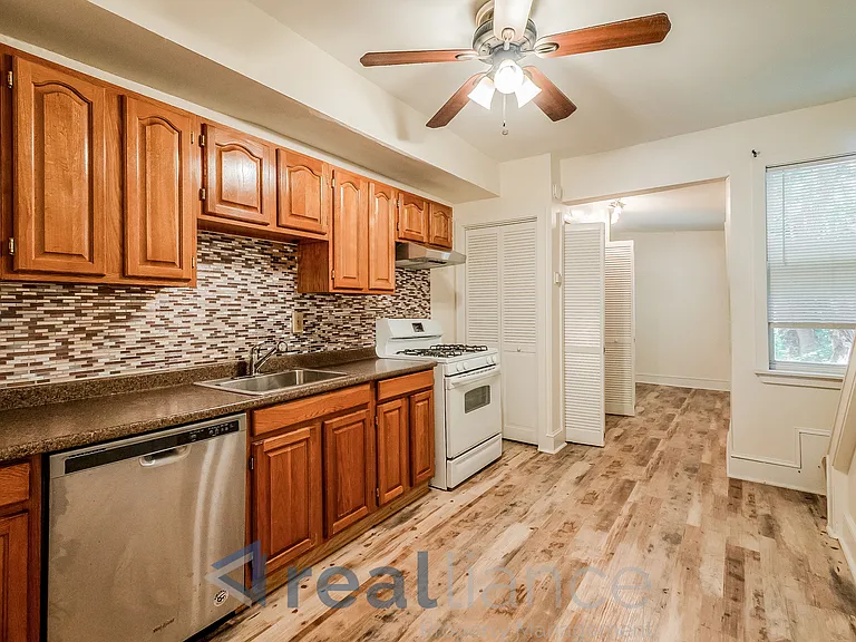 115 16th St SE — Photo 6