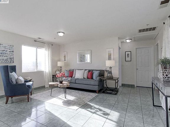 Living space (open floor plan)