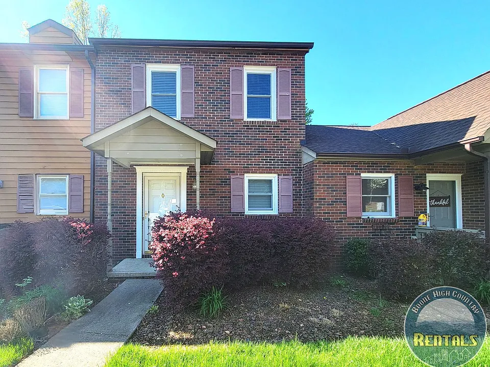 1254 Camelot Ct NE