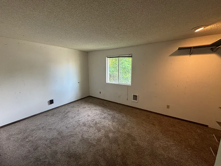 711 E Wallace Ave — Photo 2