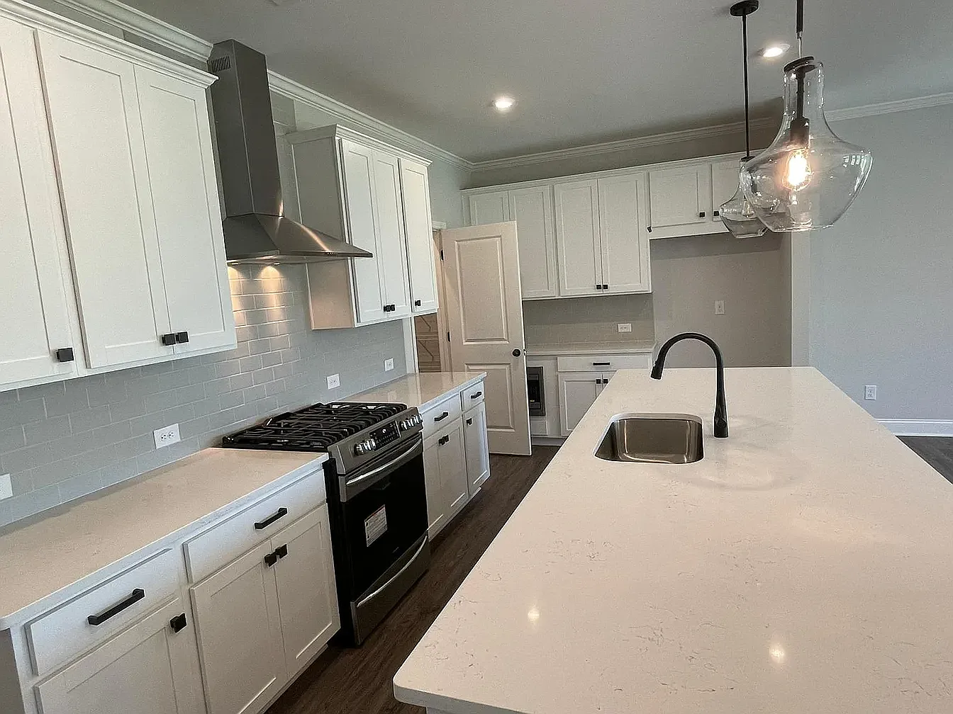 3 bed, 2.5 bath, 2400 sqft, $3,100 — Photo 4