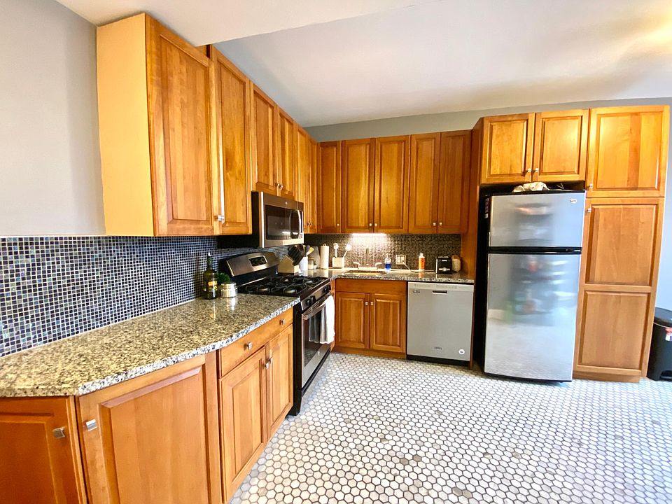 1st image of 925 W Belmont Ave #2