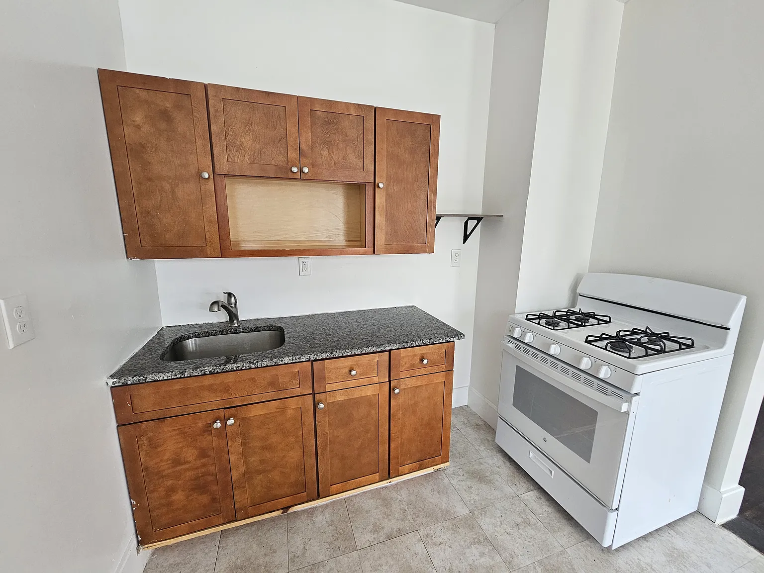 2 bed, 950 sqft, $1,300 — Photo 2