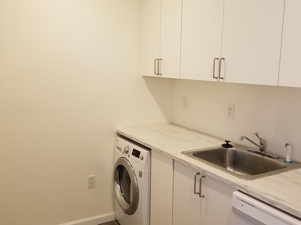 Kitchen with washer/dryer