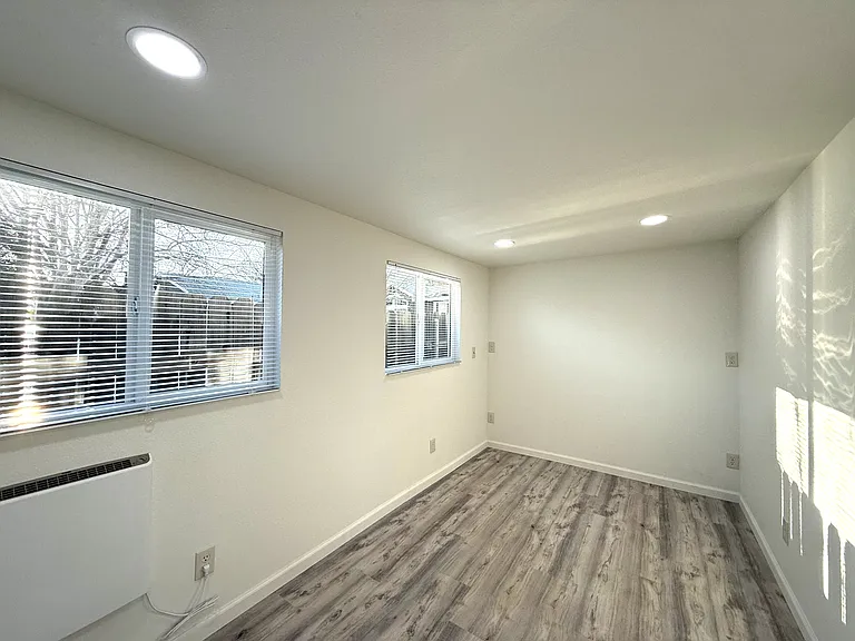 1441 1/2 Sheridan Ave — Photo 5