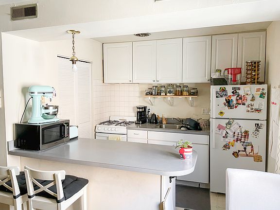 2nd image of 854 W Altgeld St APT 2
