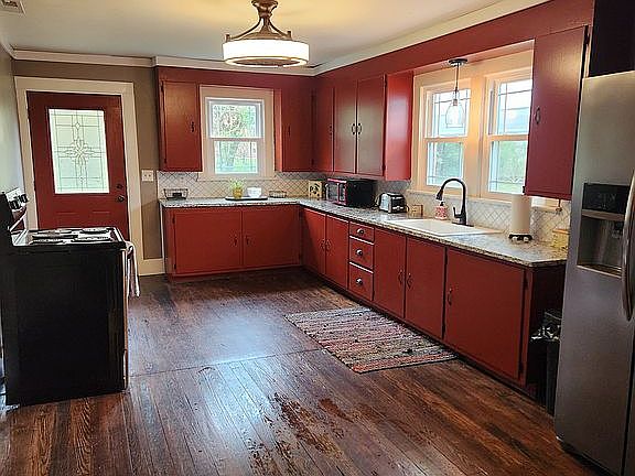 4th image of 810 Trinity St
