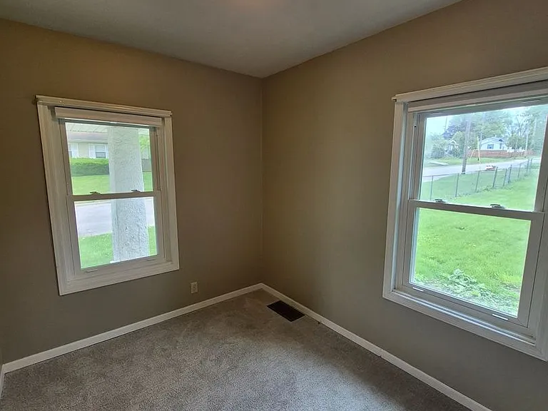 1001 S Hinshaw Ave — Photo 14