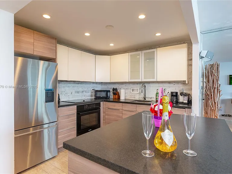 2301 Collins Ave #716 — Photo 6