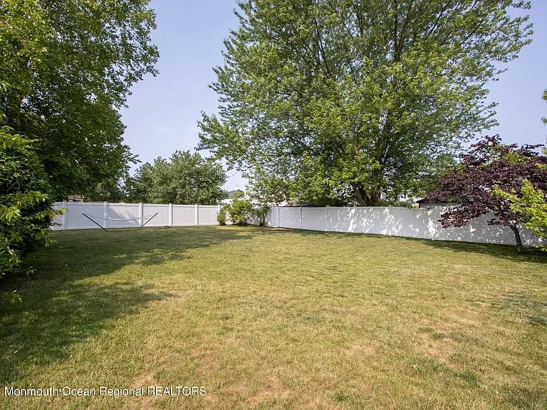 49 Williamsburg Dr — Photo 32