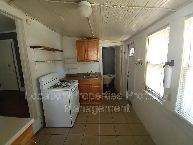 Studio, 1.0 bath, $925 — Photo 3
