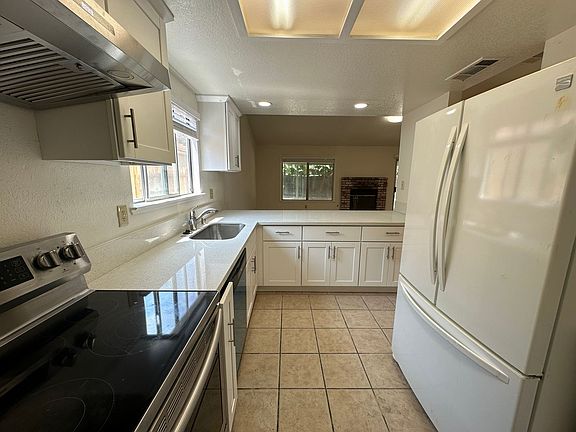 4th image of 35 E Deerwood Ln