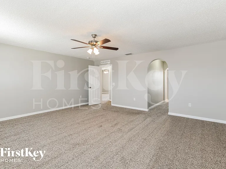 215 Lobelia Dr — Photo 9
