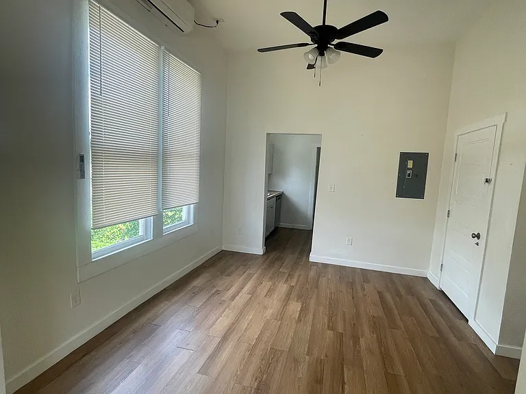 1815 E Houston St #1 — Photo 3