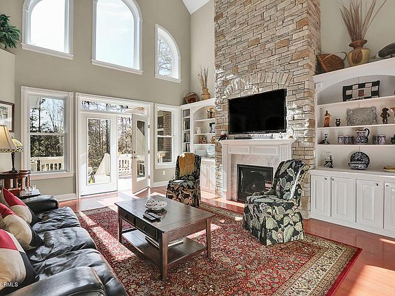 5th image of 2635 St James Drive SE