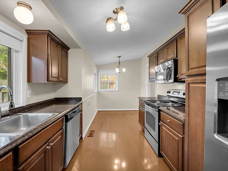 24240 Beverly St — Photo 8