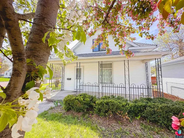 102 N West St, Flandreau, SD 57028