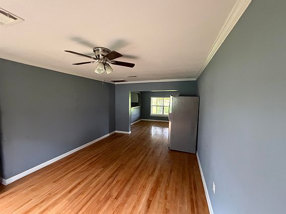 3rd image of 906 8th Ave