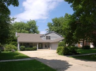 607 E Bauer Rd, Naperville, IL 60563