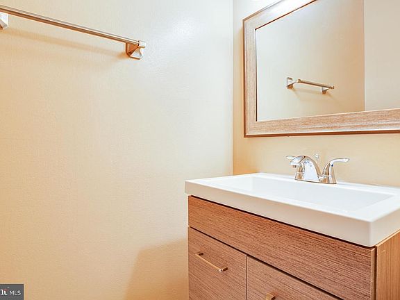 3rd image of 738 Olde Greenwich Cir