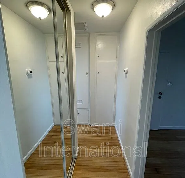 833 W 97th St #4 — Photo 6