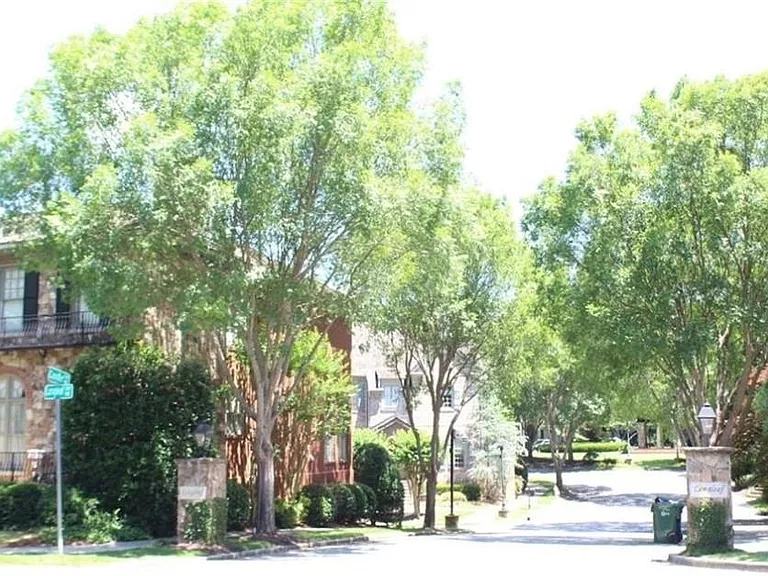 704 Longleaf Dr NE — Photo 32