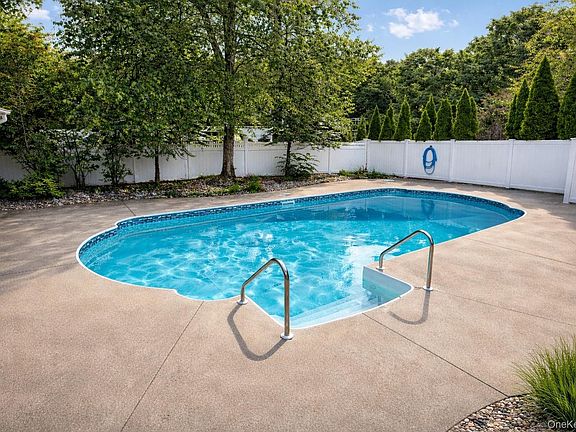 3rd image of 44 Roe Avenue