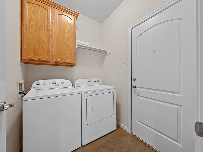 2823 Savannah Ct — Photo 17