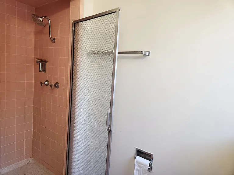 College Ave Apartment for Rent — Photo 11