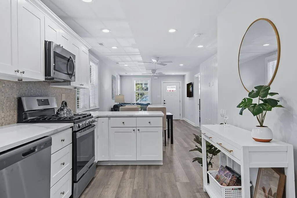 3 bed, 1000 sqft, $1,850 — Photo 1