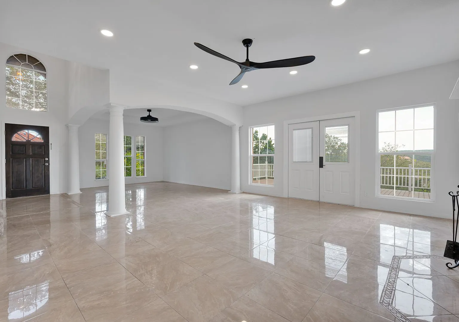 Charming 3 Bed 2.5 Bath Home in Helotes, TX with Community Amenities — Photo 4