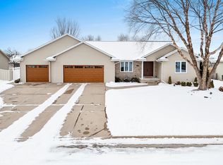 490 Meadow Wind Dr, Green Bay, WI 54311