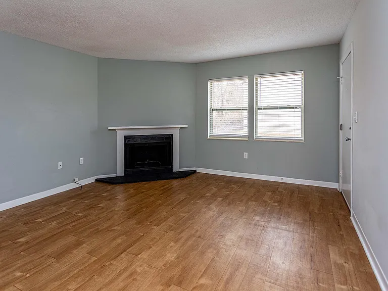 LARGE LIVING ROOM WITH FIREPLACE
