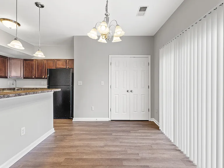 136 Lowell Ct — Photo 8