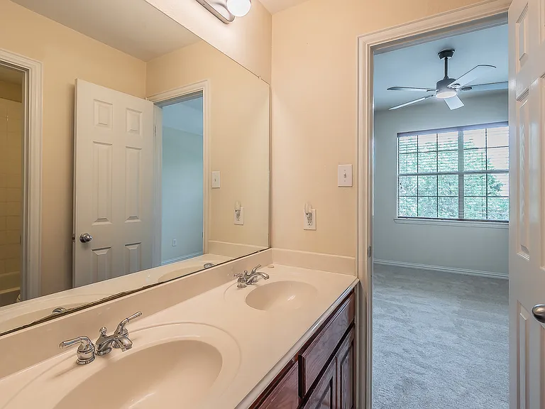 2217 Stonehenge Ln — Photo 31