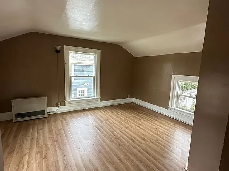 413 S 6th St — Photo 3