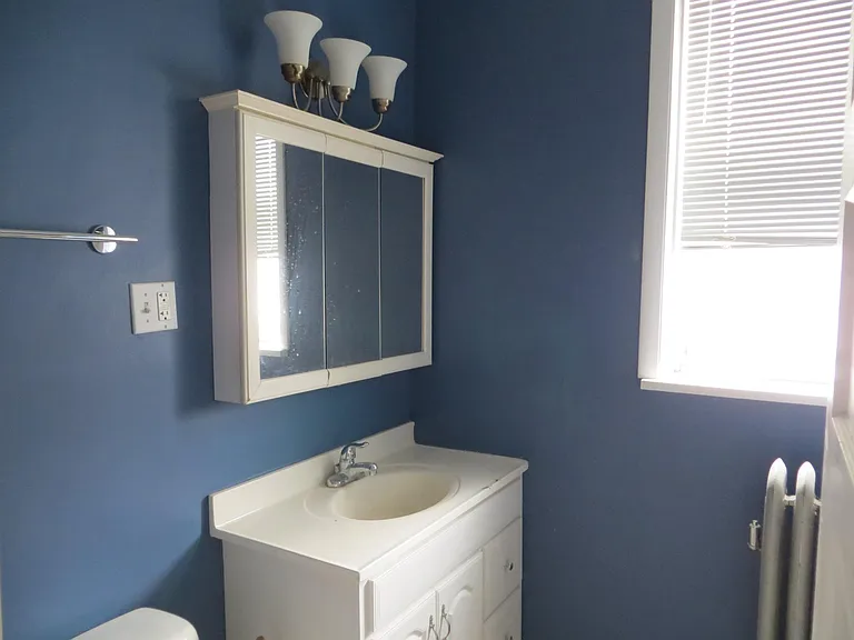 2210 W Wilson Ave — Photo 7