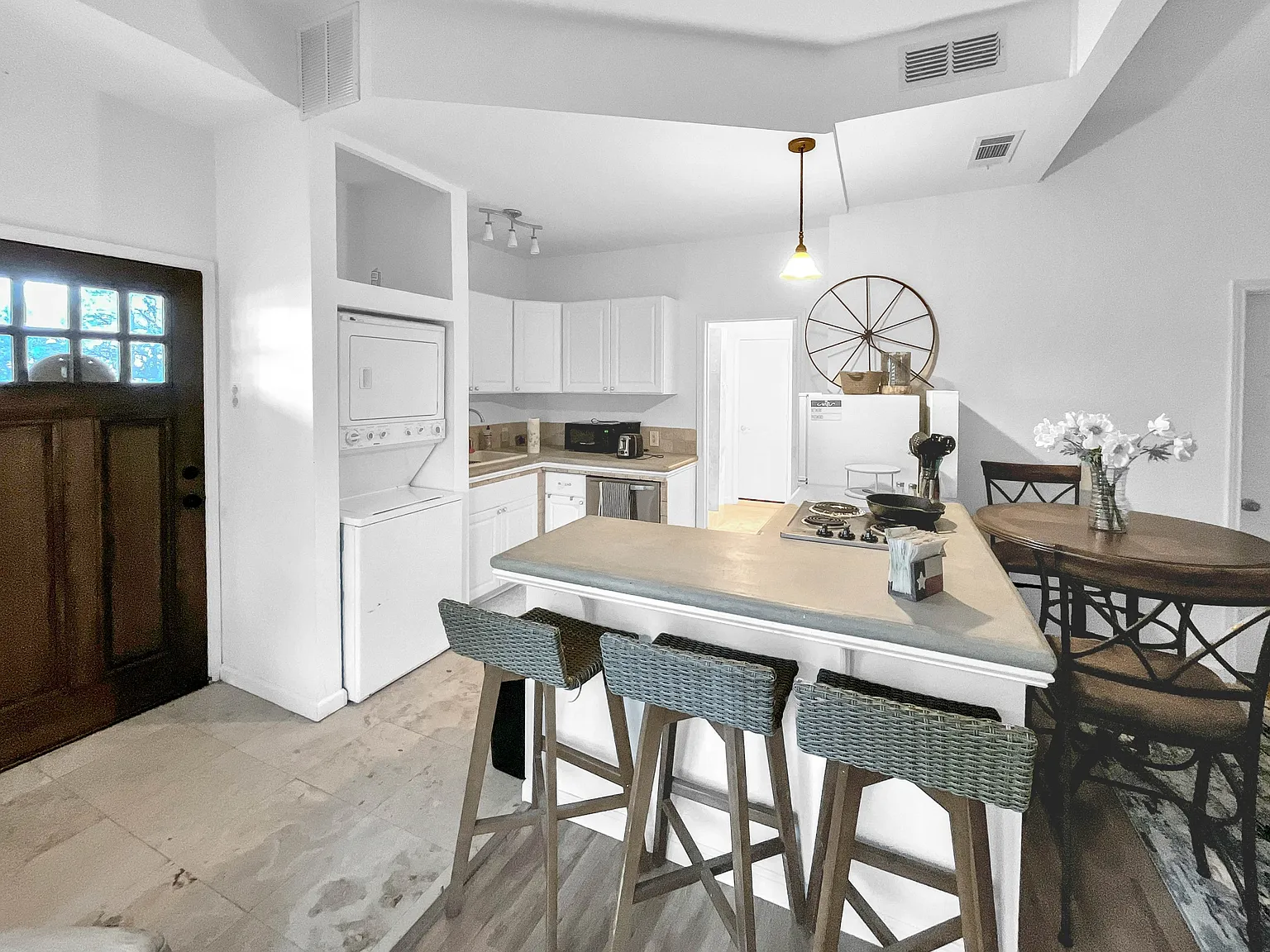 2117 Greta Ln — Photo 3