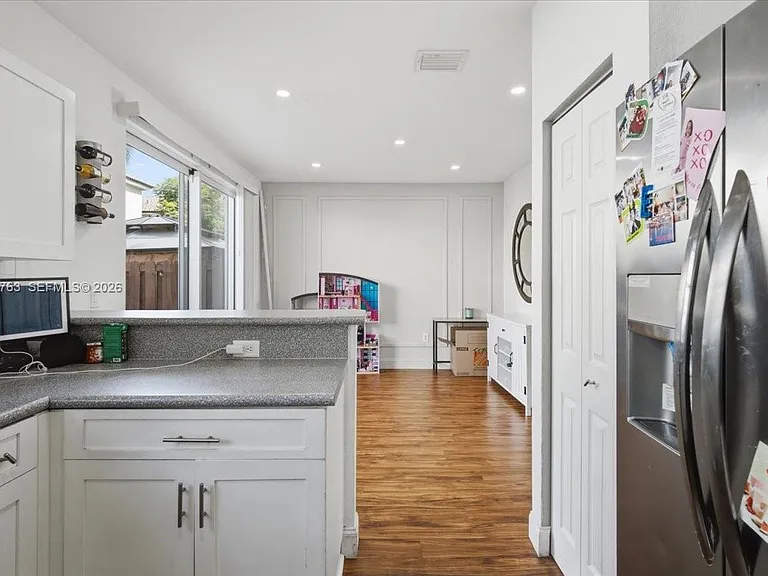 976 NE 42nd Ave #0 — Photo 5