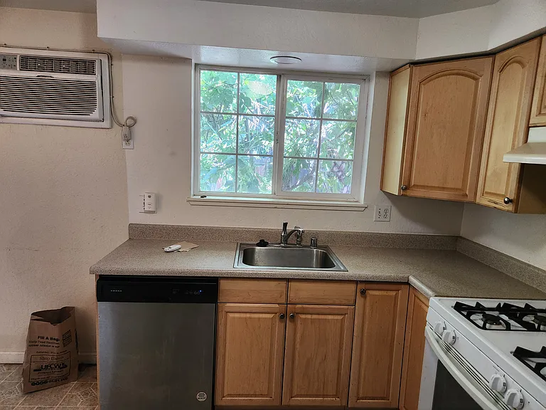 1482 Ash St — Photo 11