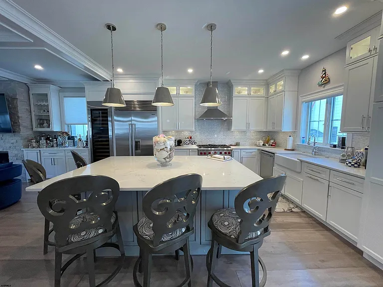 102 S Essex Ave — Photo 16