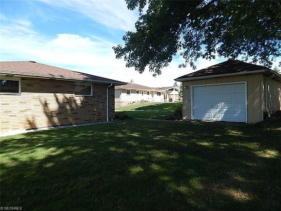 3rd image of 1190 Applewood Dr