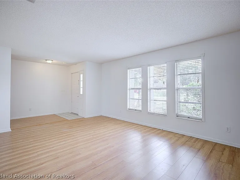 1602 Carrington Ave — Photo 5
