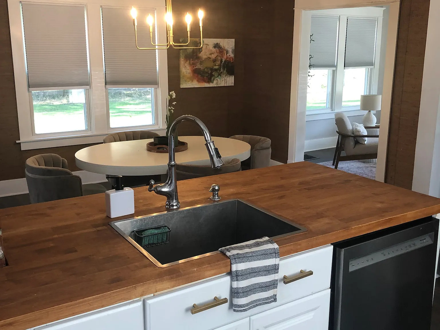 4 bed, 1250 sqft, $2,395 — Photo 2