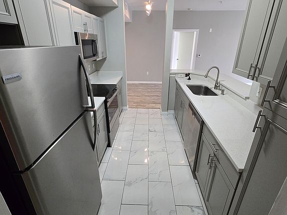 2nd image of 5572 Metrowest Blvd #5-102