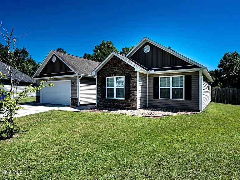 112 Patriot Ct — Photo 2