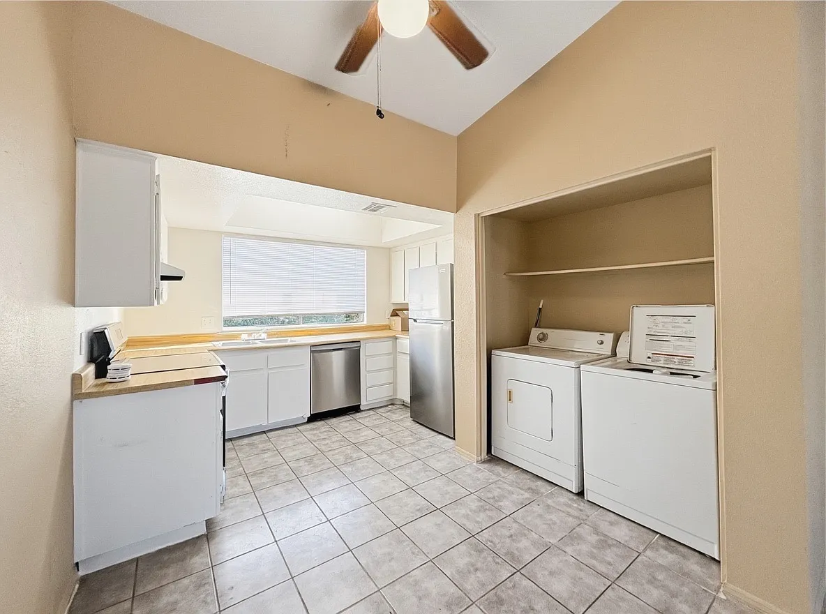 Building Photo - 10820 N 16th Ave #4