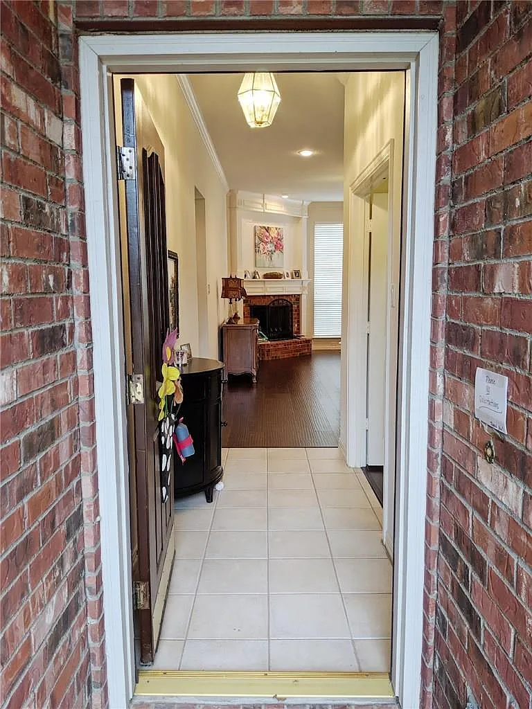 4 bed, 1988 sqft, $2,500 — Photo 2