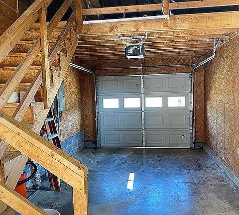 single car garage
w/ opener.