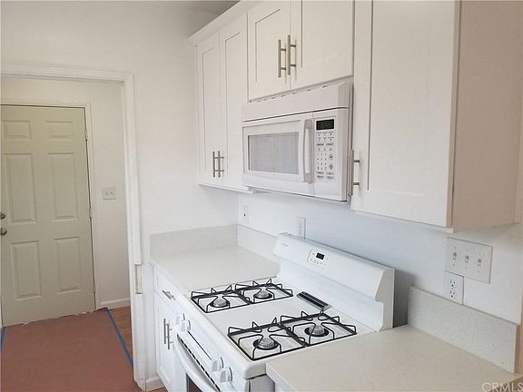 5th image of 647 S Hillview Ave